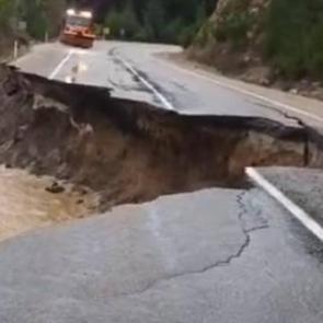 Yol &ccedil;&ouml;kt&uuml;! Karayolu ulaşıma kapandı