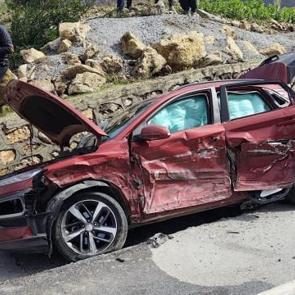 1 kişinin &ouml;ld&uuml;ğ&uuml; kazada 2 otomobile &ccedil;arpan TIR'ın s&uuml;r&uuml;c&uuml;s&uuml; tutuklandı