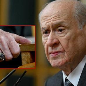 Bah&ccedil;eli'nin y&uuml;z&uuml;k ve rozetindeki detaylar dikkat &ccedil;ekti!