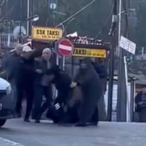 Yol verme kavgası meydan savaşına d&ouml;nd&uuml;: Tekme ve yumruklar havada u&ccedil;uştu