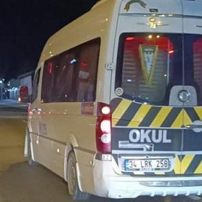 Beşiktaş&rsquo;ta minib&uuml;s şof&ouml;r&uuml;, tartıştığı s&uuml;r&uuml;c&uuml;n&uuml;n aracının &ouml;n&uuml;n&uuml; kesti: O anlar kamerada