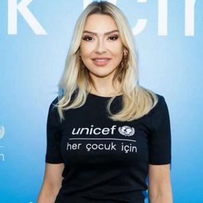 S&ouml;zleri g&uuml;ndem oldu! AK Parti'den şarkıcı Hadise'ye tepki: Vah zavallı vah