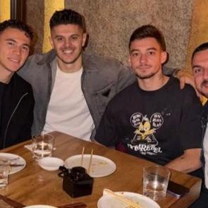 Asslani, Rashica ve Mu&ccedil;i akşam yemeğinde