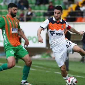 Başakşehir, Alanya'da 3 puanı ilk yarıda kaptı