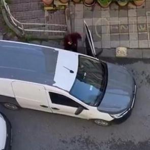 'Burası benim evimin &ouml;n&uuml;' dedi, hakaretler yağdırdı: Kadık&ouml;y'de park yeri kavgası!