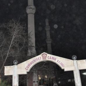 Cami avlusunda korku dolu anlar! İmam canını zor kurtardı