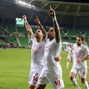 D&uuml;şme hattında umutlar azalıyor! Sahasında son dakikalarda yıkıldılar