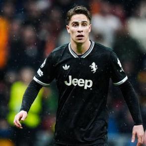 Duvar kağıdıyla g&ouml;n&uuml;lleri fethetmişti! Kenan Yıldız'ın paylaşımına beğeni yağdı