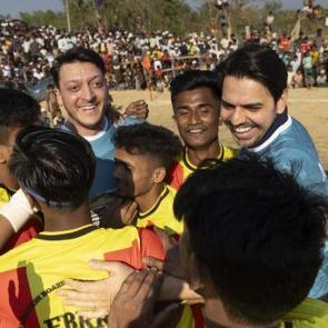 Efsane futbolcu Mesut &Ouml;zil, Arakanlı &ccedil;ocuklarla ma&ccedil; yaptı! 'Futbolu umut i&ccedil;in kullanıyor'