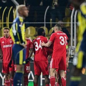 Fenerbah&ccedil;e-Nottingham Forest ma&ccedil;ı İngiltere'yi salladı! Manşetlerde tek bir isim var