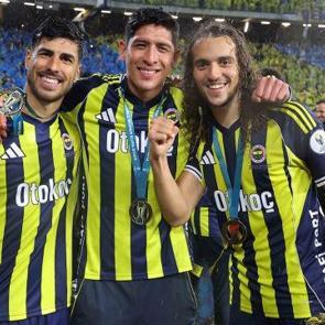 Fenerbah&ccedil;e'nin yıldızı ameliyata alındı: Kritik ma&ccedil;ları ka&ccedil;ıracak