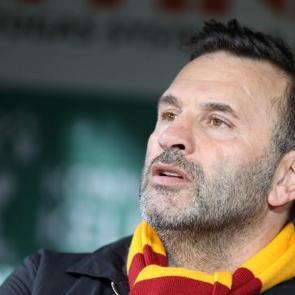 'Futbol adına utan&ccedil;' diyen Okan Buruk hakem ve zeminden şikayet&ccedil;i! 'B&uuml;y&uuml;k bir komedi'