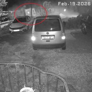 Hatay&rsquo;da s&uuml;r&uuml;c&uuml;s&uuml;n&uuml;n kontrol&uuml;n&uuml; kaybettiği kamyon u&ccedil;urumdan yuvarlandı