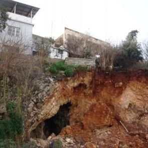Hatay'da toprak kaydı, evlerin altındaki mağara g&uuml;n y&uuml;z&uuml;ne &ccedil;ıktı