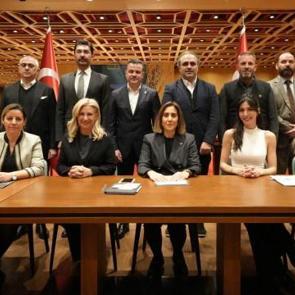 Kadın Futbol Birliği'nin temeli Dolmabah&ccedil;e'de atıldı