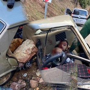 Kahramanmaraş'ta korkun&ccedil; kaza: Kaya par&ccedil;ası otomobilin i&ccedil;ine girdi: 2'si ağır 4 yaralı