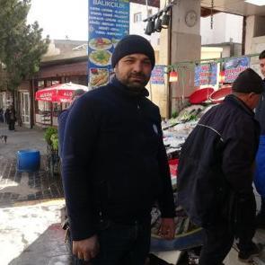 Kilis'te tezgahta g&ouml;rd&uuml;, sevin&ccedil;ten &ccedil;iğ &ccedil;iğ yedi