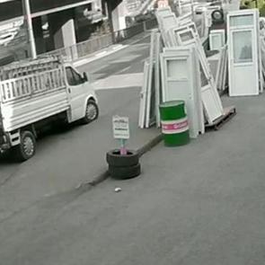 K&ouml;pekten ka&ccedil;arken otob&uuml;s&uuml;n altında kalan &uuml;niversiteli yaşam savaşı veriyor