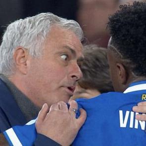 Dev ma&ccedil;a ırk&ccedil;ı tezah&uuml;rat engeli! Sahayı terk etti