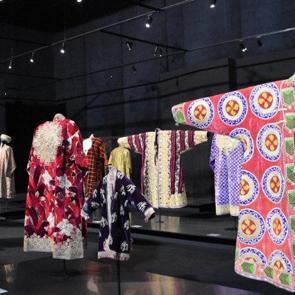 &Ouml;zbekistan&rsquo;ın rengarenk mirası: Geleneksel kıyafetler y&uuml;zyıllara meydan okuyor