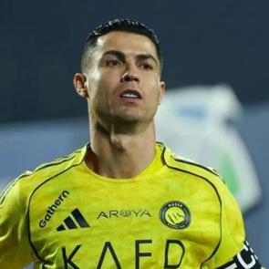 Portekizli yıldız Ronaldo g&ouml;n&uuml;lleri fethetti! M&uuml;sl&uuml;man takım arkadaşlarıyla oru&ccedil; tuttu