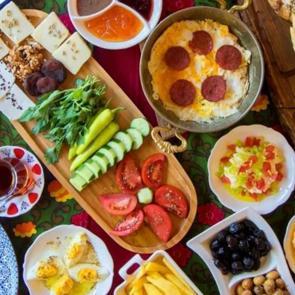 T&uuml;m g&uuml;n susuz ve yorgun hissetmeyin! Sahurda ne yenmez?