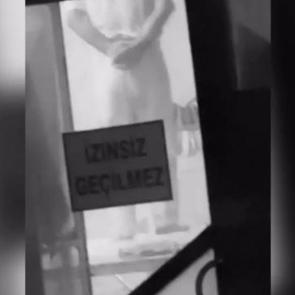 Tatlı imalathanesinde iğren&ccedil; manzara: Ayağıyla hamuru &ccedil;iğnedi! Belediye harekete ge&ccedil;ti