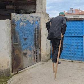 Samsun'da ilgin&ccedil; gelenek: 83 yaşındaki adam tahta bacakla dolaşıyor