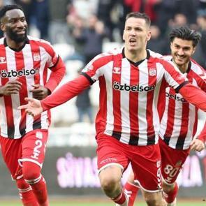 Sivasspor'da korkutan kaza! Takımın yıldızı Rey Manaj trafik kazası ge&ccedil;irdi