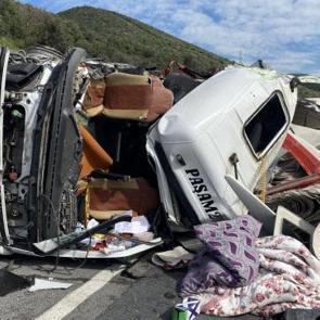 TEM'de 2 tırın karıştığı trafik kazası: İstanbul y&ouml;n&uuml; trafiğe kapatıldı