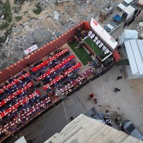 T&uuml;rk Kızılay, Gazze&rsquo;de yerinden edilen Filistinlilere iftar programı d&uuml;zenledi