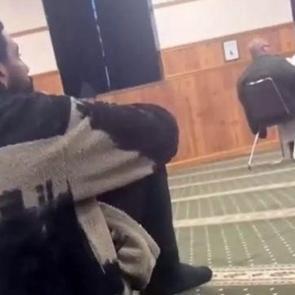 &Uuml;nl&uuml; NBA yıldızı ABD'de g&uuml;ndem oldu! Camide namaz kılarken g&ouml;r&uuml;nt&uuml;lendi