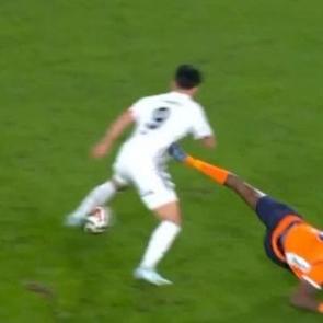 &Uuml;st&uuml;nden g&uuml;nler ge&ccedil;se de hala g&uuml;ndemde! Opoku'dan Oh'a sportmenlik dışı hareket