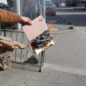 Yaktığı defterle mahallelinin hayır duasını aldı 