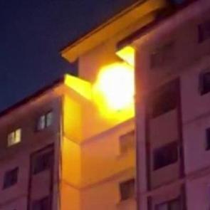 Yangında evdeki t&uuml;p patladı: Mahsur kalan 13 kişiyi itfaiye ekipleri kurtardı