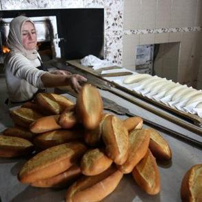 Yaylanın dumanı t&uuml;ten tek fırınında ekmekler kadın ustadan