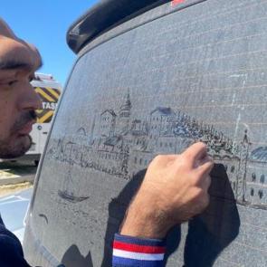 Fır&ccedil;a yok, tuval yok... Sanatını tozlu camlarda konuşturuyor! G&ouml;renler hayran kalıyor