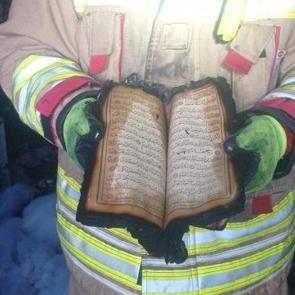 Alevlere rağmen zarar g&ouml;rmedi: İtfaiye eri Kur'an-ı Kerim'i kurtardı