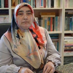 28 Şubat'ta baş&ouml;rt&uuml; yasağı eğitim hayatını baltalamıştı: Fak&uuml;lte ikincisi oldu 