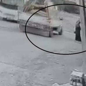 Pikap kapağının kadına &ccedil;arptığı dehşet anları kamerada