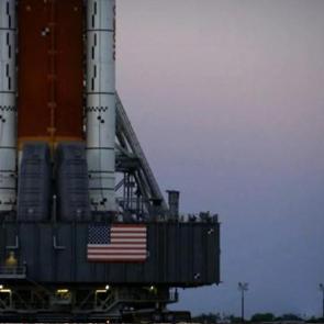 NASA, Artemis II roketini tamir i&ccedil;in fırlatma rampasından hangara &ccedil;ekiyor