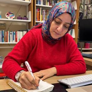 28 Şubat'ta baş&ouml;rt&uuml; yasağıyla başlayan s&uuml;re&ccedil;, &uuml;niversite k&uuml;rs&uuml;s&uuml;nde bitti