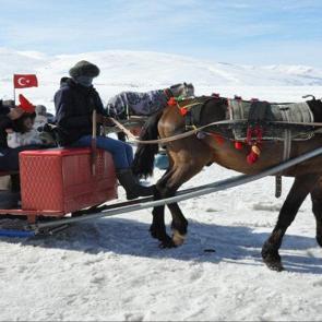 Adrenalin severlere &ouml;zel: Kars'ta 70 santimetre buz &uuml;st&uuml;nde atlı safari
