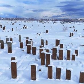 Ahlat&rsquo;ta kartpostallık manzaralar: Tarihi mekanlar beyaza b&uuml;r&uuml;nd&uuml;