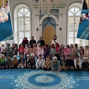 Anaokullu miniklerden anlamlı gezi: Camide hem oyun oynadılar hem namaz kıldılar