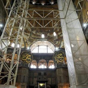 Bakan Ersoy a&ccedil;ıkladı: Ayasofya&rsquo;da s&uuml;re&ccedil; devam ediyor, Sultanahmet&rsquo;te &ccedil;alışmalar tamamlandı