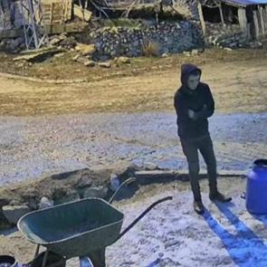 Amasya'da el arabasından bir bidon s&uuml;t d&ouml;ken gencin &ccedil;aresiz anları