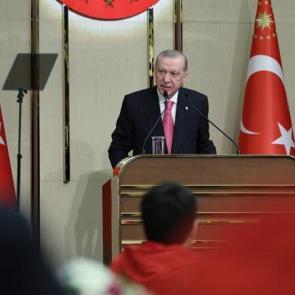 Erdoğan'dan t&uuml;m gen&ccedil;lere kritik &ccedil;ağrı! "Parmak sallayamazlar" deyip uyardı