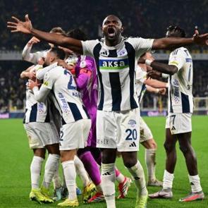 Fenerbah&ccedil;e kabusu yaşadı! 10 kişi Kasımpaşa 90+11'de puanı kaptı