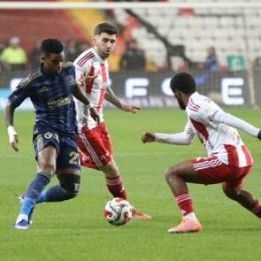 Fenerbah&ccedil;e'ye bir sakatlık şoku daha! Oyuna devam edemedi